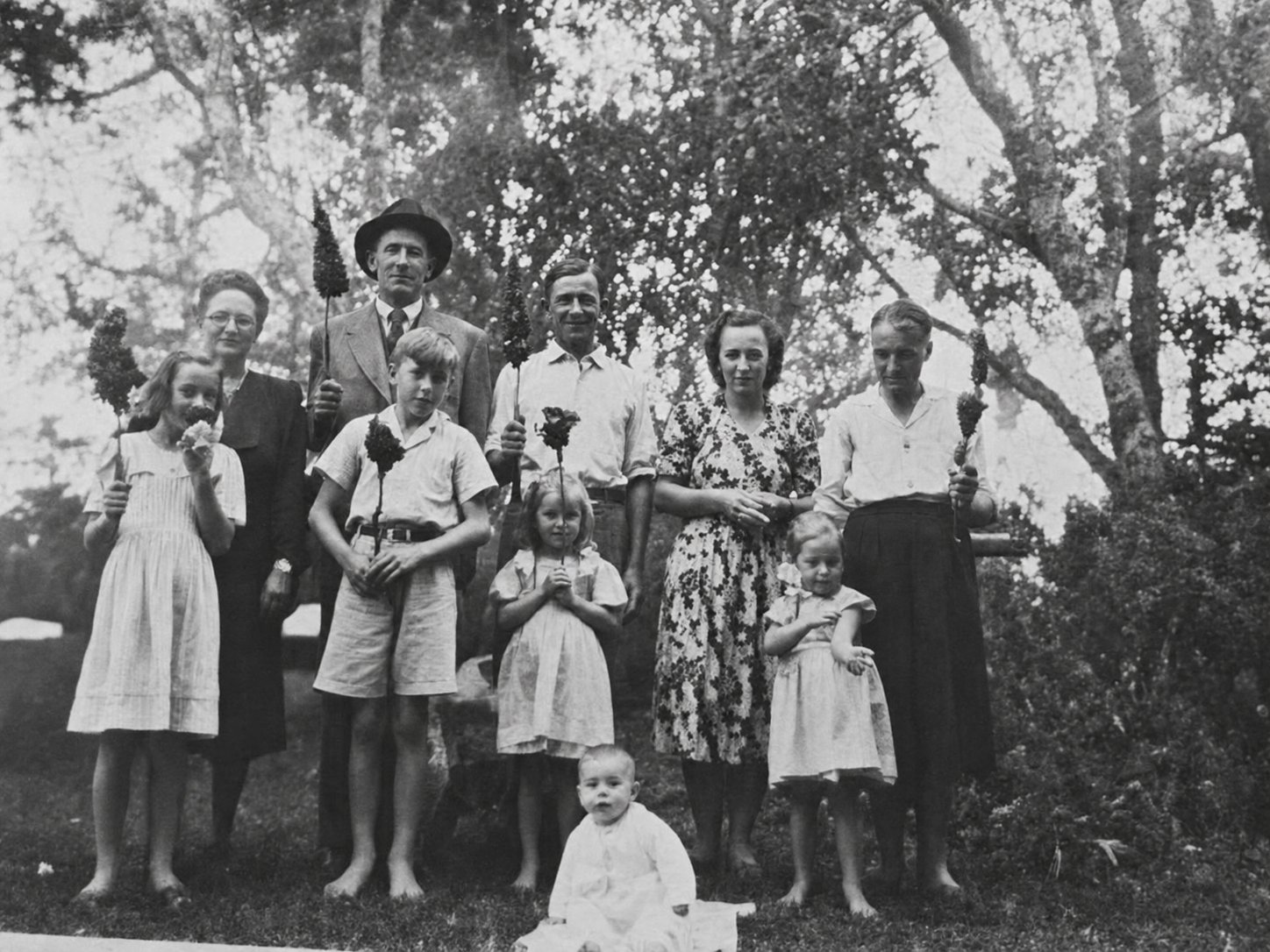 Família de Alexandre Klamas, retrato de grupo ao ar livre